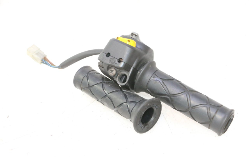 photo de INTERRUPTOR DERECHO YAMAHA YP MAJESTY 125 (1998 - 2001) - Zoom estado de uso