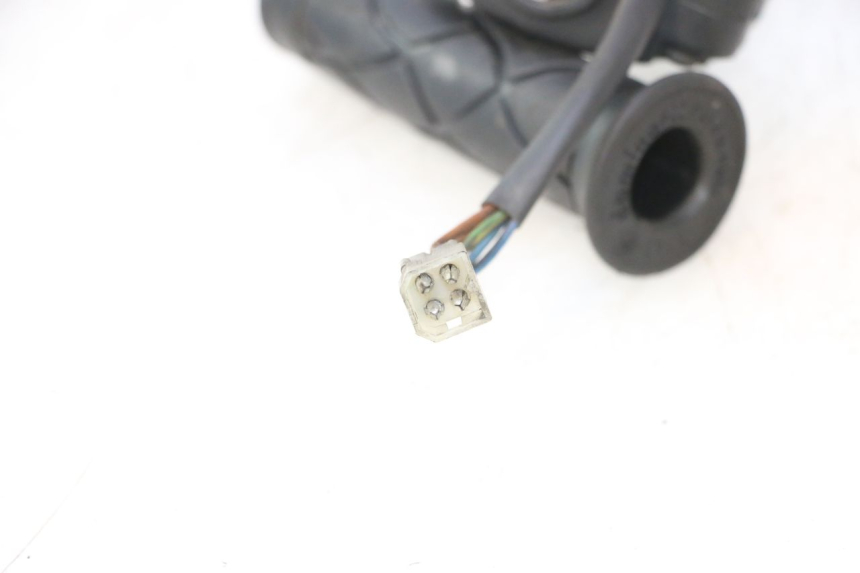 photo de INTERRUPTOR DERECHO YAMAHA YP MAJESTY 125 (1998 - 2001) - Otra perspectiva