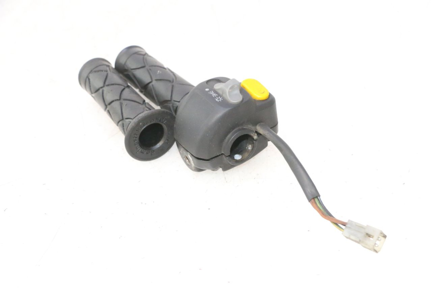 photo de INTERRUPTOR DERECHO YAMAHA YP MAJESTY 125 (1998 - 2001) - Primer plano técnico