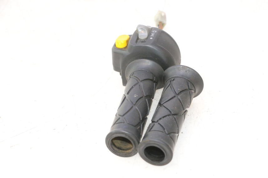 photo de INTERRUPTOR DERECHO YAMAHA YP MAJESTY 125 (1998 - 2001) - Detalles de los puntos de fijación