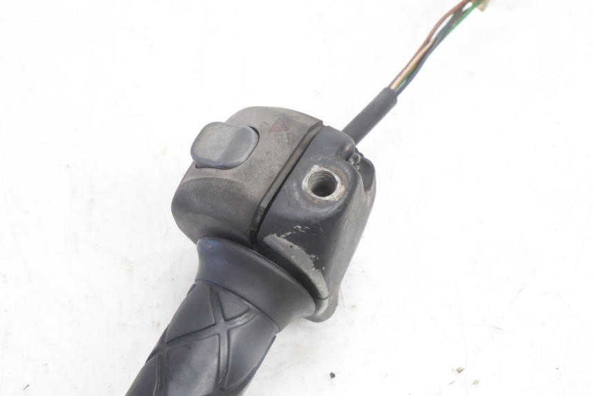 photo de INTERRUPTOR DERECHO YAMAHA YP MAJESTY 125 (2007 - 2010) - Zoom estado de uso