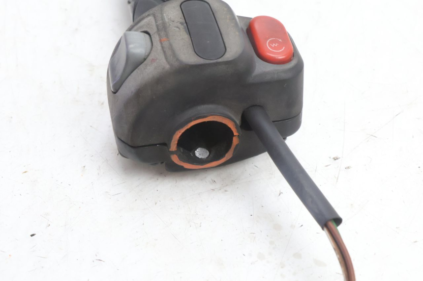 photo de INTERRUPTOR DERECHO YAMAHA YP MAJESTY 125 (2007 - 2010) - Otra perspectiva