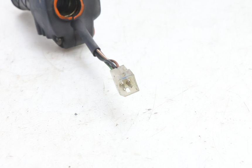 photo de INTERRUPTOR DERECHO YAMAHA YP MAJESTY 125 (2007 - 2010) - Primer plano técnico