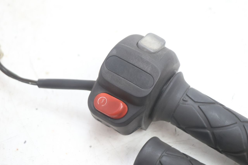 photo de INTERRUPTOR DERECHO YAMAHA YP MAJESTY 125 (2002 - 2006) - Detalle de la pieza
