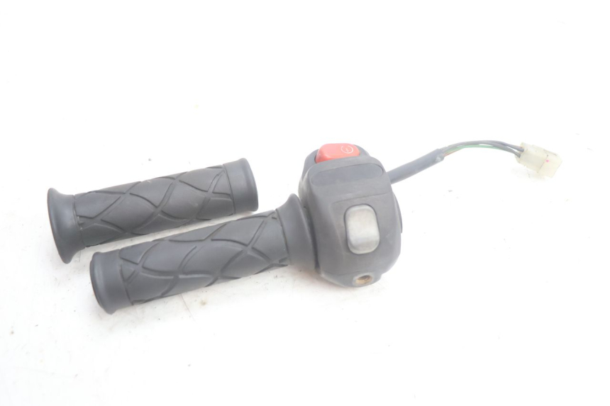 photo de INTERRUPTOR DERECHO YAMAHA YP MAJESTY 125 (2002 - 2006) - Otra perspectiva
