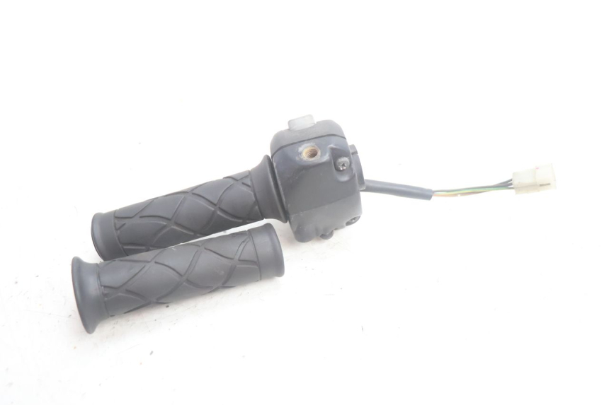photo de INTERRUPTOR DERECHO YAMAHA YP MAJESTY 125 (2002 - 2006) - Primer plano técnico