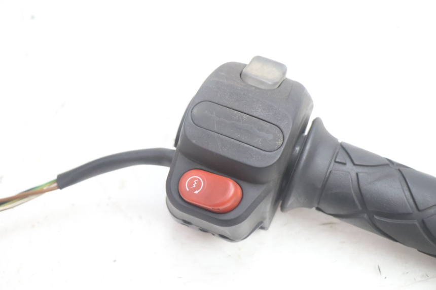photo de INTERRUPTOR DERECHO YAMAHA YP MAJESTY 125 (2002 - 2006) - Detalle de la pieza