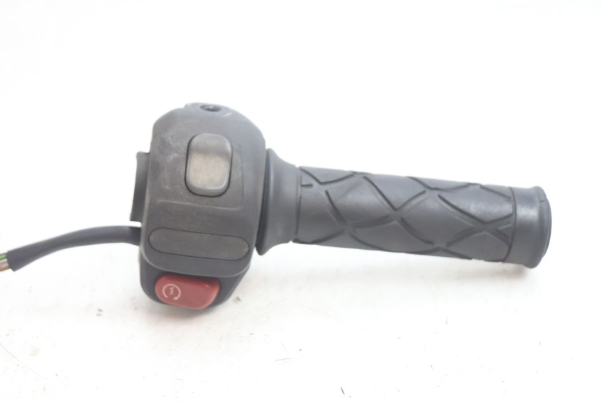photo de INTERRUPTOR DERECHO YAMAHA YP MAJESTY 125 (2002 - 2006) - Otra perspectiva