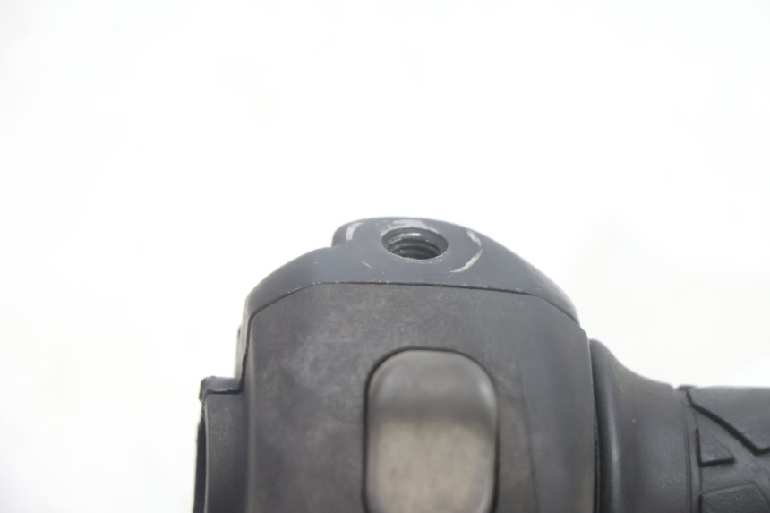 photo de INTERRUPTOR DERECHO YAMAHA YP MAJESTY 125 (2002 - 2006) - Primer plano técnico