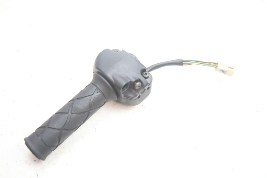 photo de INTERRUPTOR DERECHO YAMAHA YP MAJESTY 125 (2002 - 2006) - Detalles de los puntos de fijación