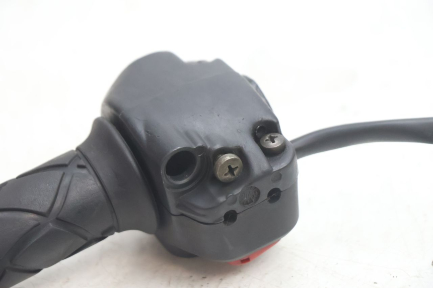photo de INTERRUPTOR DERECHO YAMAHA YP MAJESTY 125 (2002 - 2006) - Estado de la superficie y material