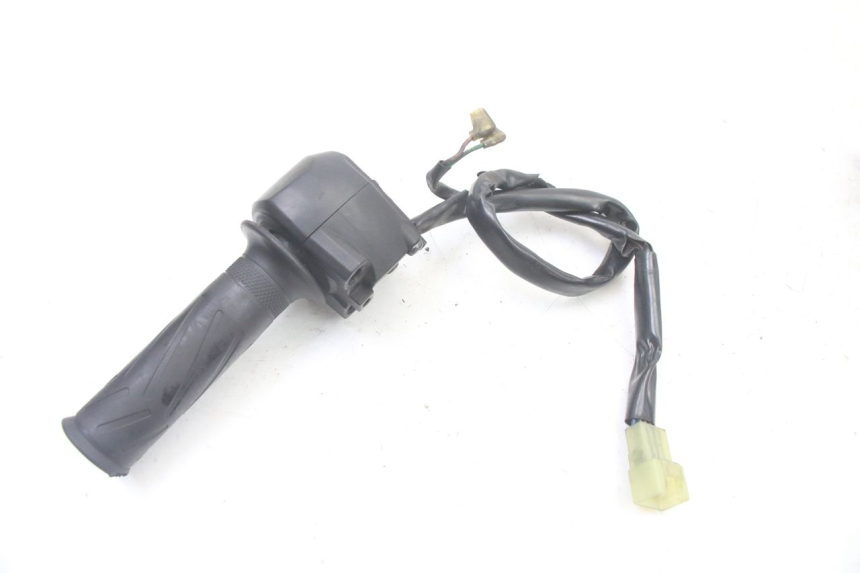 photo de CONMUTADOR DERECHA YAMAHA YP X-MAX XMAX 400 (2014 - 2017) - Primer plano técnico