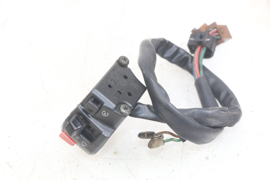 photo de INTERRUPTOR DERECHO YAMAHA YZF R THUNDERCAT 600 (1996 - 2003) - Primer plano técnico