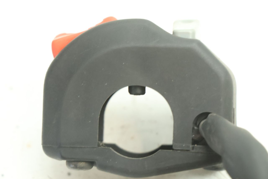 photo de CONMUTADOR DERECHA YAMAHA YZF R6 600 (2008 - 2009) - Primer plano técnico