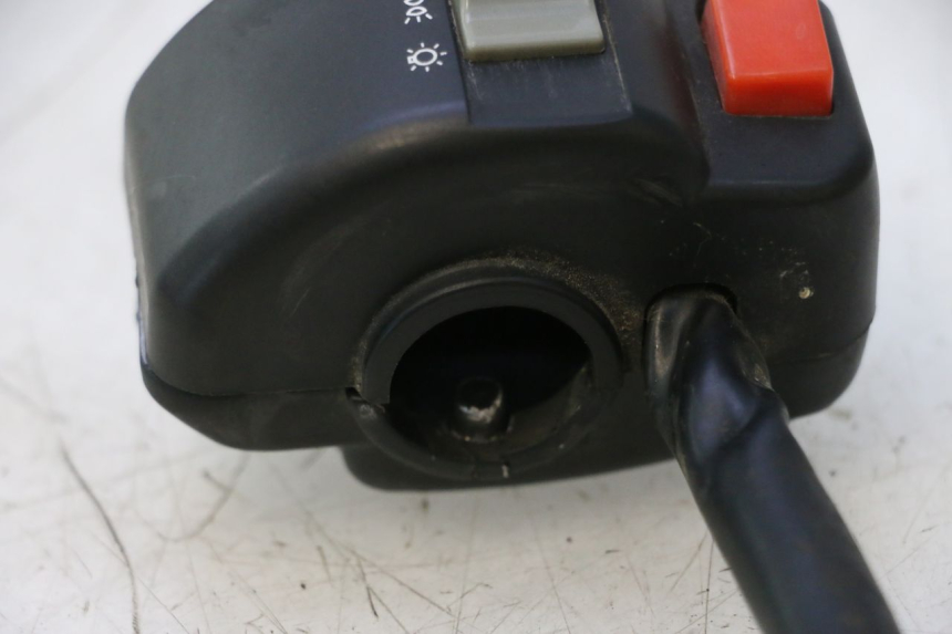 photo de INTERRUPTOR DERECHO UNIVERSAL BIKE ZN50QT-11B 50 (2018 - 2021) - Detalle de la pieza