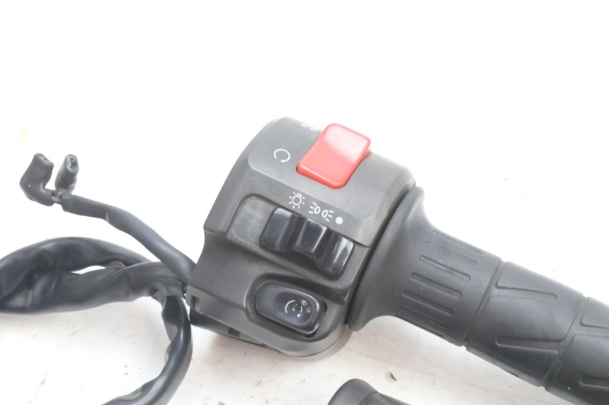 photo de CONMUTADOR DERECHA KAWASAKI ZZR 600 (1995 - 2004) - Detalle de la pieza