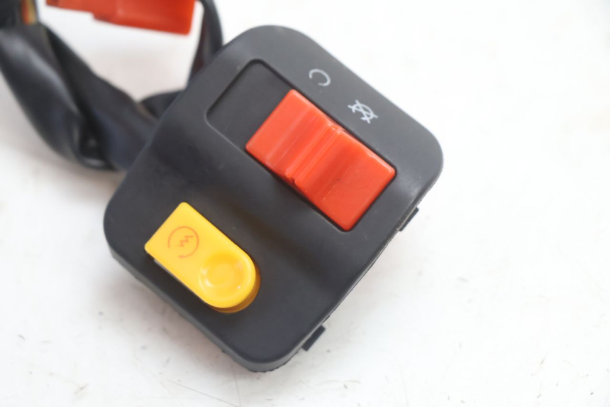 photo de CONMUTADOR LUCES EMERGENCIA VASTRO STREET S 50 (2016 - 2021) - Detalle de la pieza