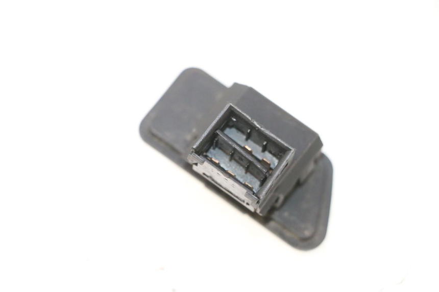 photo de CONMUTADOR DE LUCES DE EMERGENCIA YAMAHA XMAX X-MAX 125 (2006 - 2009) - Otra perspectiva