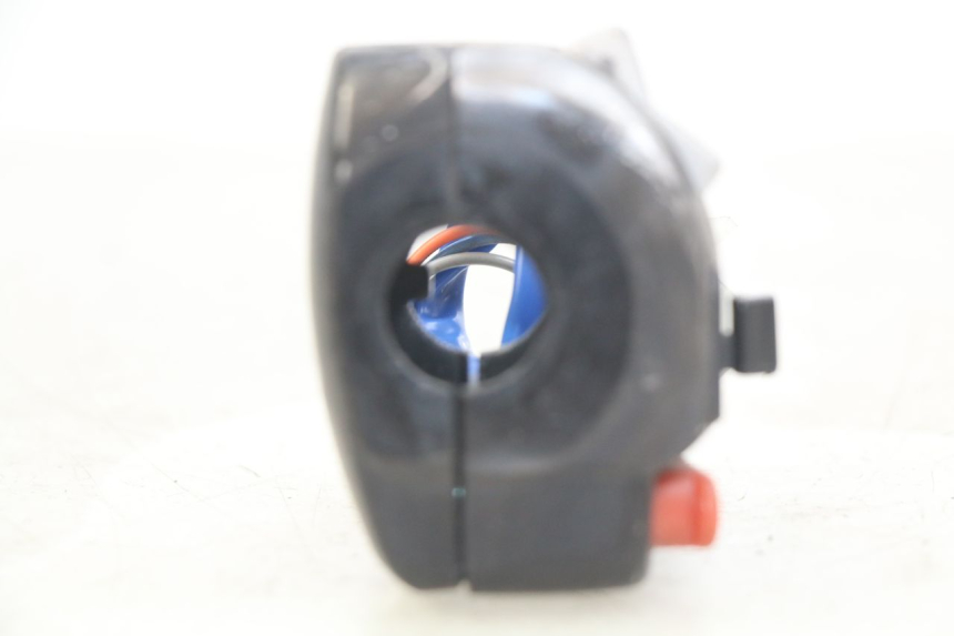 photo de INTERRUPTOR DE LUCES IZQUIERDO KYMCO AGILITY 16+ 4T 50 (2018 - 2023) - Primer plano técnico