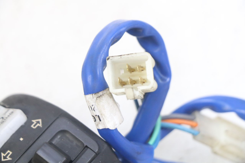 photo de INTERRUPTOR DE LUCES IZQUIERDO KYMCO AGILITY 16+ 4T 50 (2018 - 2023) - Zoom estado de uso