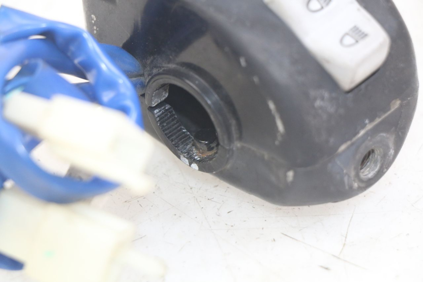 photo de INTERRUPTOR DE LUCES IZQUIERDO KYMCO AGILITY 16+ 4T 50 (2018 - 2023) - Zoom estado de uso