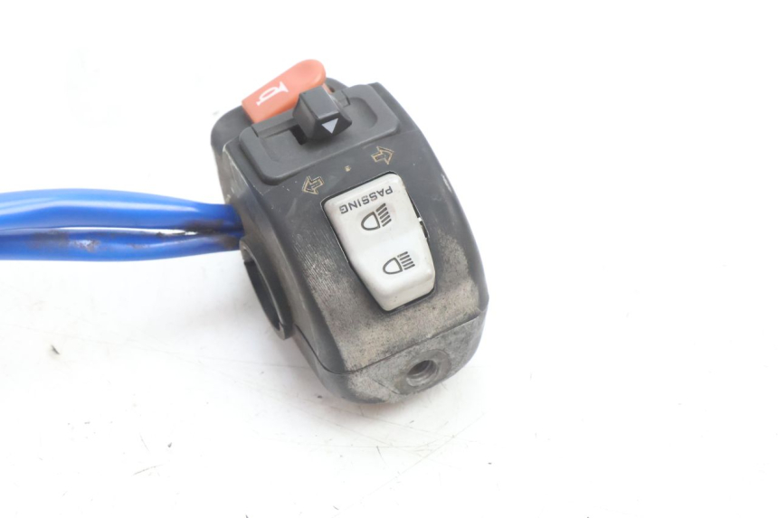 photo de INTERRUPTOR DE LUCES IZQUIERDO KYMCO AGILITY 16+ 4T 50 (2018 - 2023) - Otra perspectiva