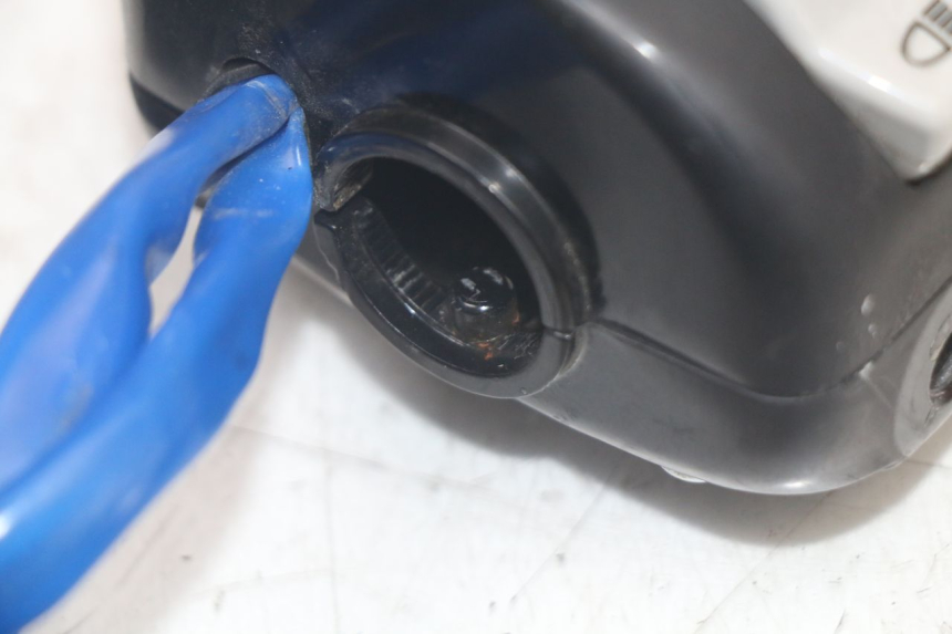 photo de INTERRUPTOR DE LUCES IZQUIERDO. KYMCO AGILITY 4T 50 (2018 - 2022) - Detalles de los puntos de fijación