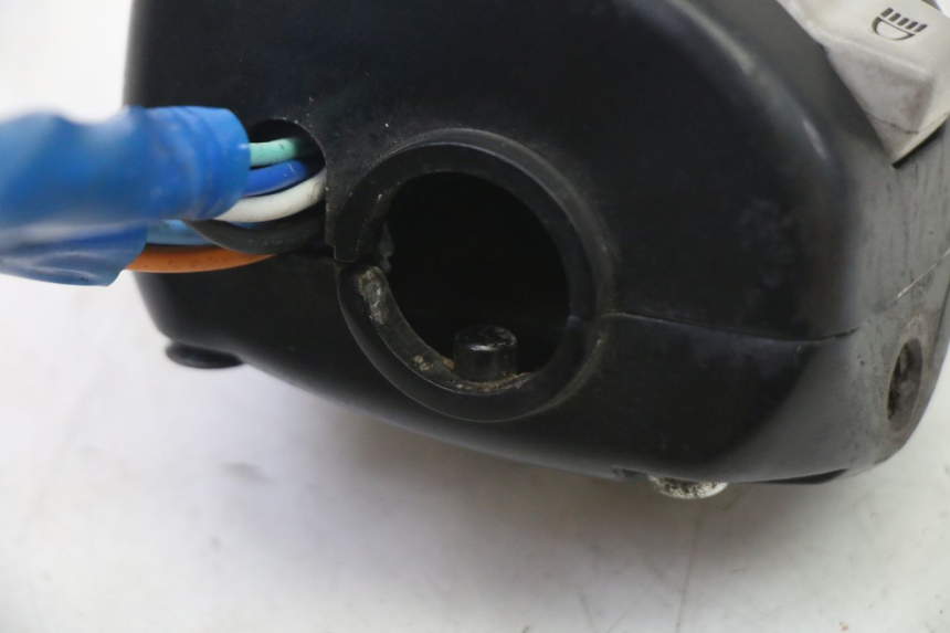 photo de INTERRUPTOR DE LUCES IZQUIERDO KYMCO AGILITY 4T 50 (2005 - 2018) - Detalles de los puntos de fijación