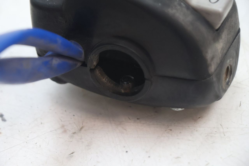 photo de INTERRUPTOR DE LUCES IZQUIERDO. KYMCO AGILITY 4T 50 (2018 - 2022) - Estado de la superficie y material