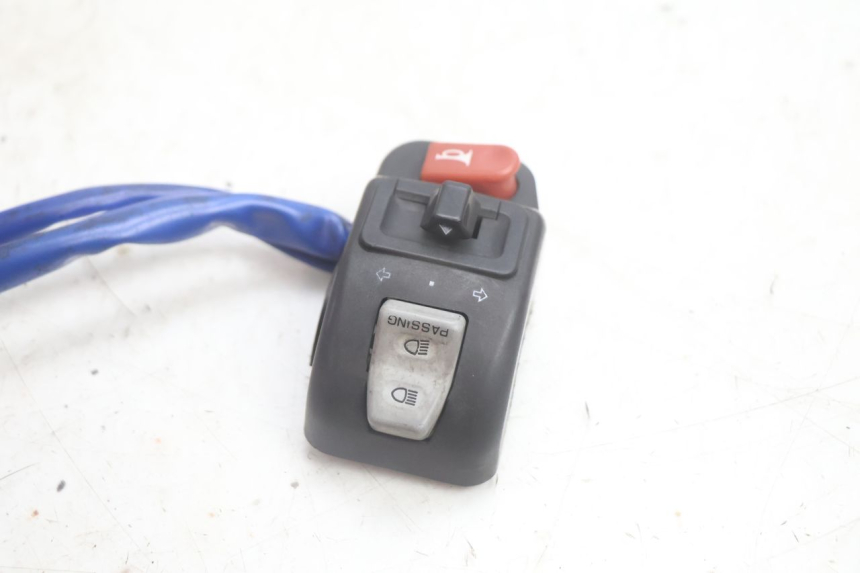 photo de INTERRUPTOR DE LUCES IZQUIERDO KYMCO AGILITY CITY 2T 50 (2008 - 2016) - Otra perspectiva