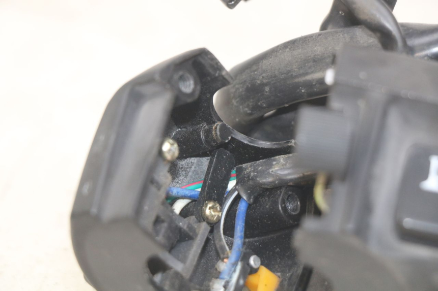 photo de INTERRUPTOR DE LUCES IZQUIERDO. NECO ALEXONE 125 (2017 - 2024) - Zoom estado de uso