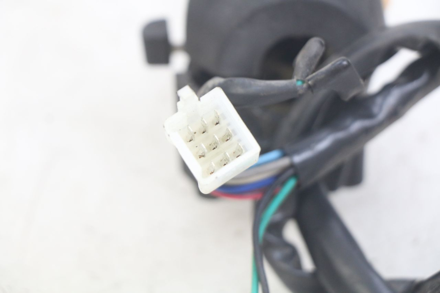 photo de INTERRUPTOR DE LUCES IZQUIERDO. NECO ALEXONE 125 (2017 - 2024) - Detalles de los puntos de fijación