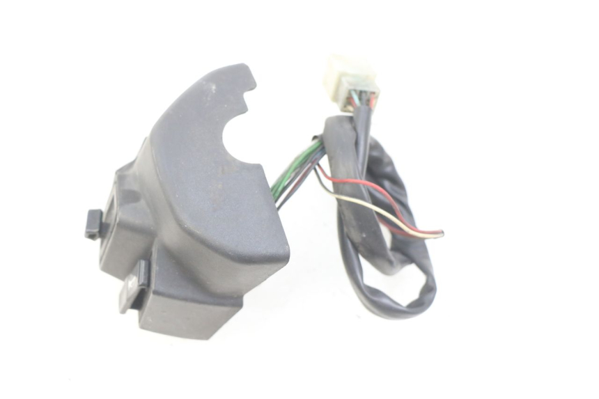 photo de INTERRUPTOR DE LUCES IZQUIERDO APRILIA ATLANTIC 500 (2002 - 2003) - Primer plano técnico