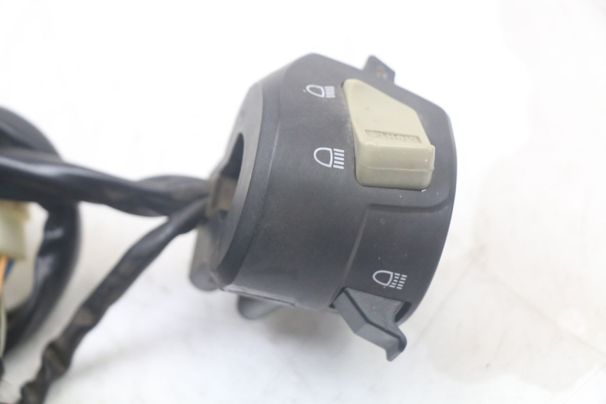 photo de INTERRUPTOR DE LUCES IZQUIERDO JONWAY AZTRAL 125 (2008 - 2017) - Primer plano técnico