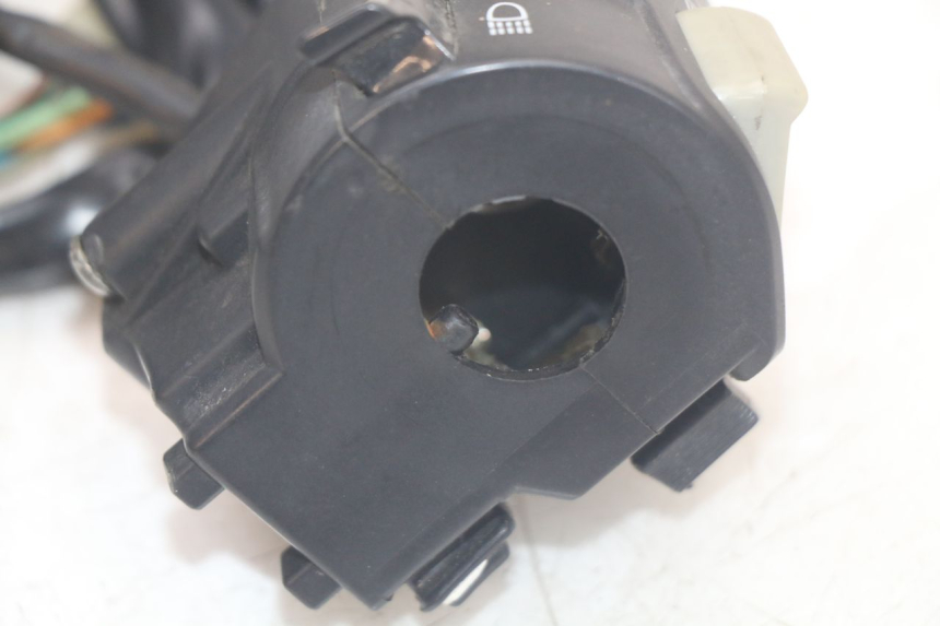 photo de INTERRUPTOR DE LUCES IZQUIERDO JONWAY AZTRAL 125 (2008 - 2017) - Detalles de los puntos de fijación