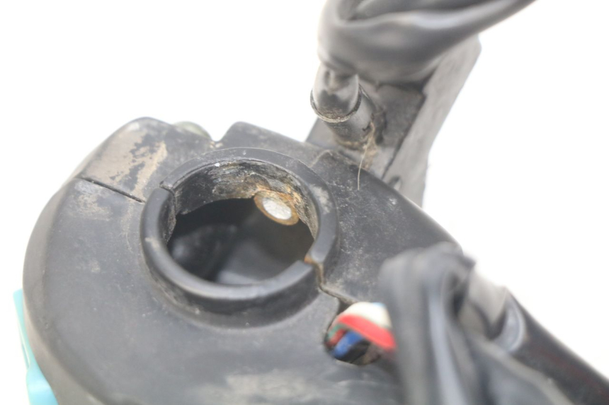 photo de INTERRUPTOR DE LUCES IZQUIERDO TAOTAO BEATBOX 2 50 (2005 - 2017) - Primer plano técnico