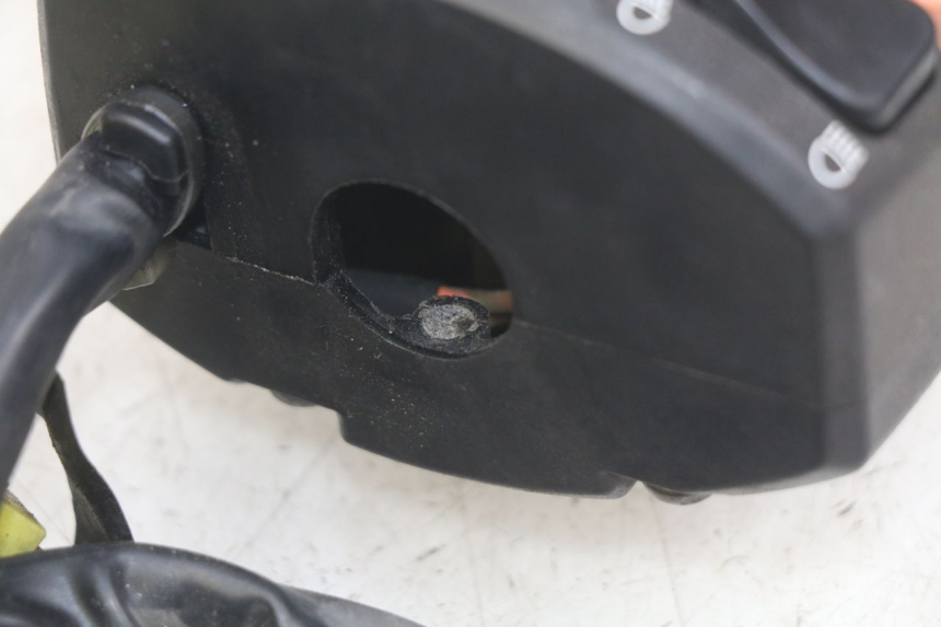 photo de INTERRUPTOR DE LUCES IZQUIERDO SUZUKI BURGMAN 650 (2002 - 2004) - Detalle de la pieza