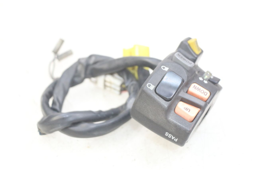 photo de INTERRUPTOR DE LUCES IZQUIERDO SUZUKI BURGMAN 650 (2002 - 2004) - Detalles de los puntos de fijación