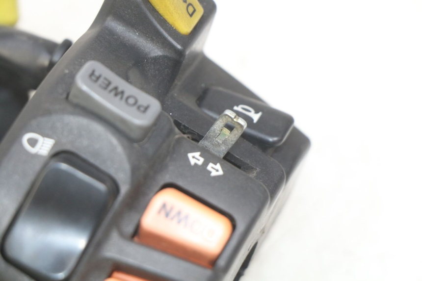 photo de INTERRUPTOR DE LUCES IZQUIERDO SUZUKI BURGMAN 650 (2002 - 2004) - Estado de la superficie y material