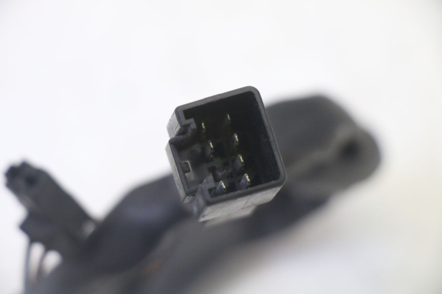 photo de INTERRUPTOR DE LUCES IZQUIERDO SUZUKI BURGMAN 125 (2007 - 2014) - Estado de la superficie y material