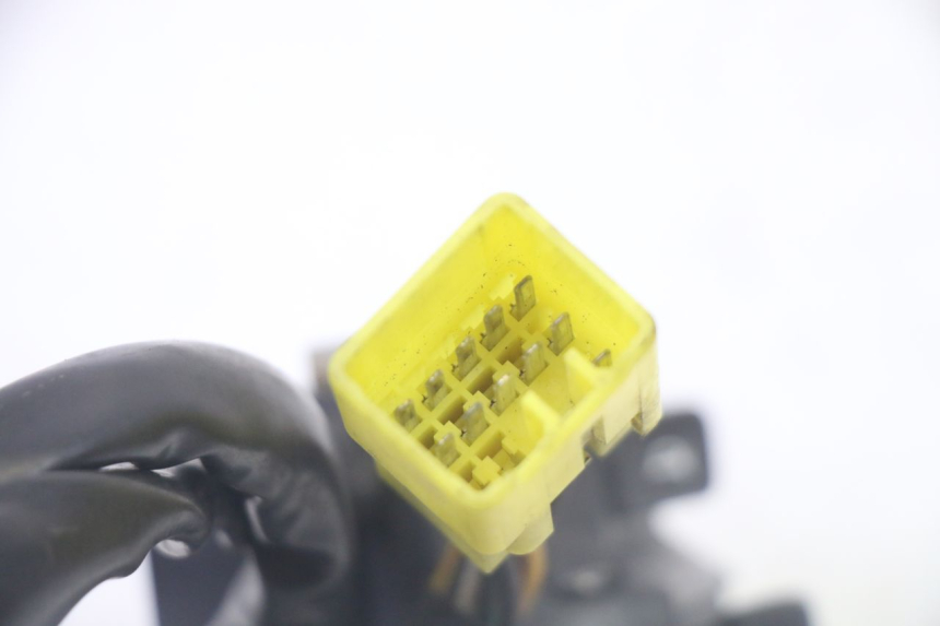 photo de INTERRUPTOR DE LUCES IZQUIERDO SUZUKI BURGMAN 125 (2007 - 2014) - Detalles de los puntos de fijación