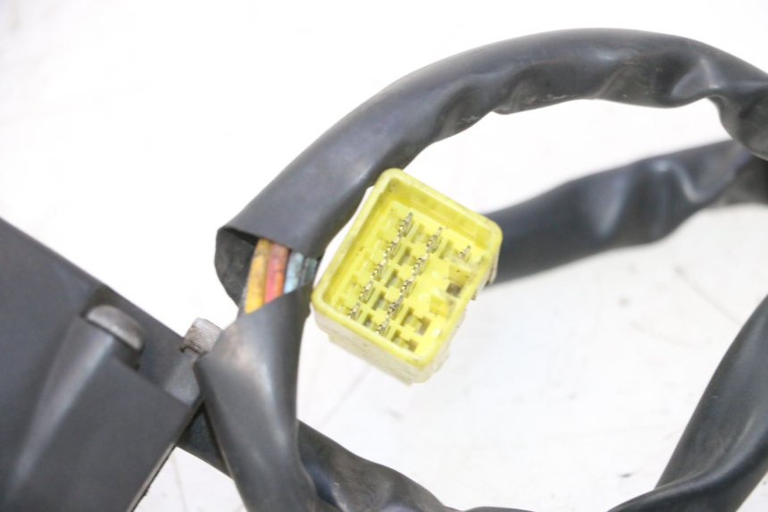 photo de INTERRUPTOR DE LUCES IZQUIERDO SUZUKI BURGMAN 125 (2007 - 2014) - Estado de la superficie y material