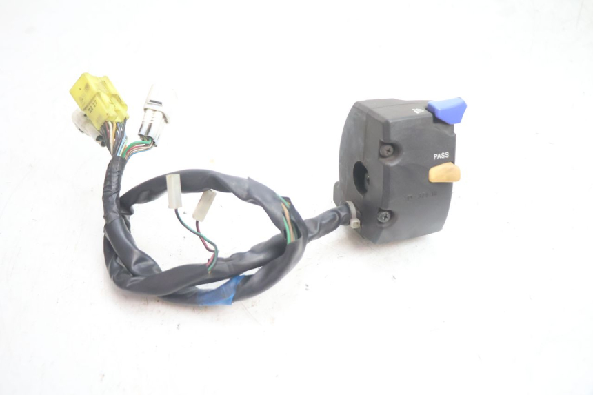 photo de CONMUTADOR IZQUIERDA SUZUKI BURGMAN EXECUTIVE ABS 650 (2006 - 2012) - Primer plano técnico