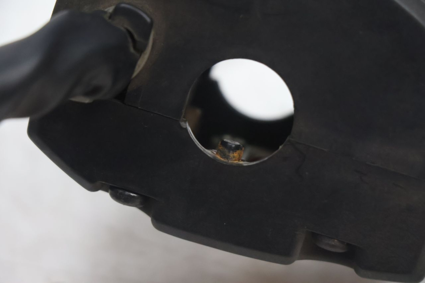 photo de CONMUTADOR IZQUIERDA SUZUKI BURGMAN EXECUTIVE ABS 650 (2006 - 2012) - Detalles de los puntos de fijación