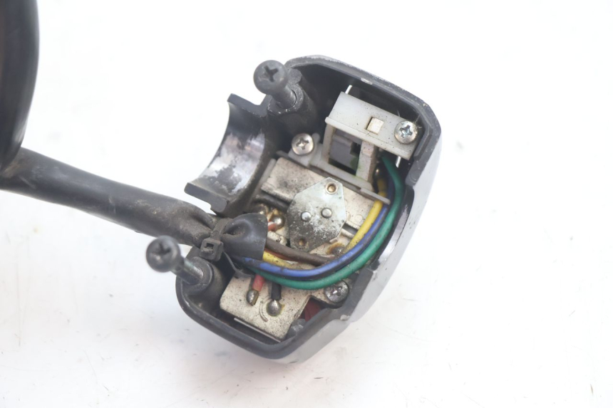 photo de INTERRUPTOR DE LUCES IZQUIERDO YAMAHA BW'S BWS 125 (2010 - 2013) - Primer plano técnico