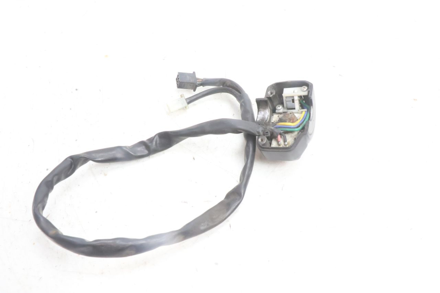 photo de INTERRUPTOR DE LUCES IZQUIERDO YAMAHA BW'S BWS 125 (2010 - 2013) - Primer plano técnico