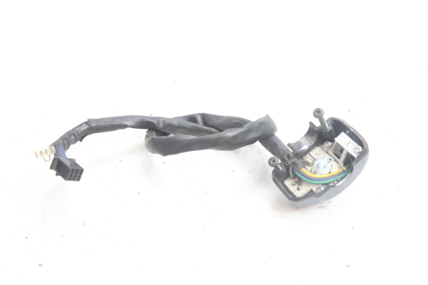 photo de INTERRUPTOR DE LUCES IZQUIERDO YAMAHA BW'S BWS 125 (2010 - 2013) - Primer plano técnico