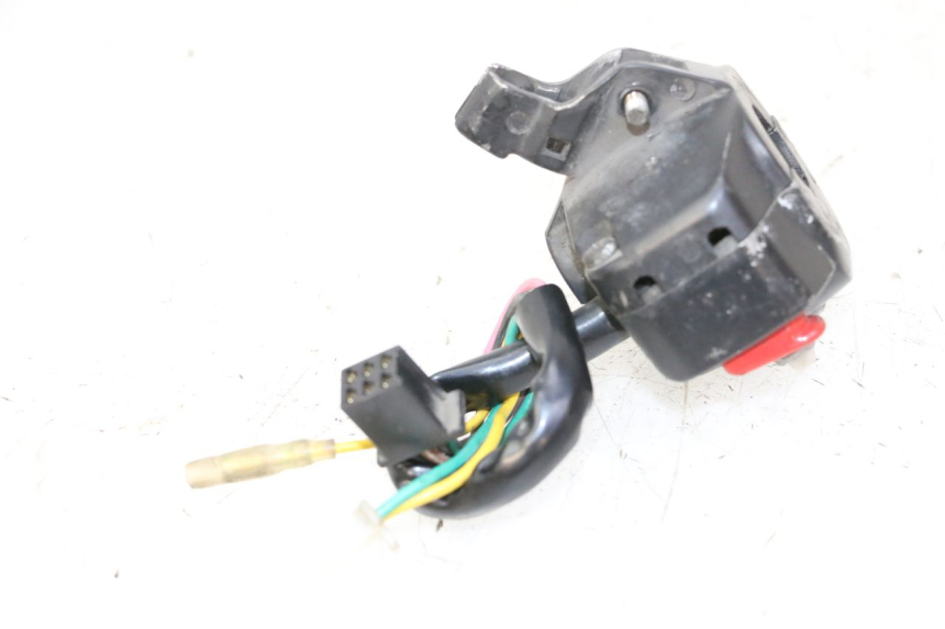 photo de CONMUTADOR IZQUIERDA YAMAHA BW'S 100 (1999 - 2002) - Primer plano técnico