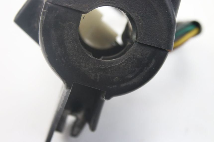 photo de INTERRUPTOR DE LUCES IZQUIERDO YAMAHA BW'S EASY 50 (2013 - 2016) - Primer plano técnico