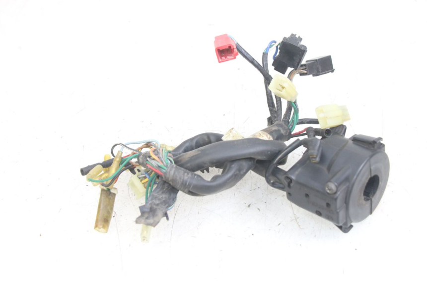 photo de INTERRUPTOR DE LUCES IZQUIERDO HONDA CA REBEL 125 (1995 - 2001) - Primer plano técnico